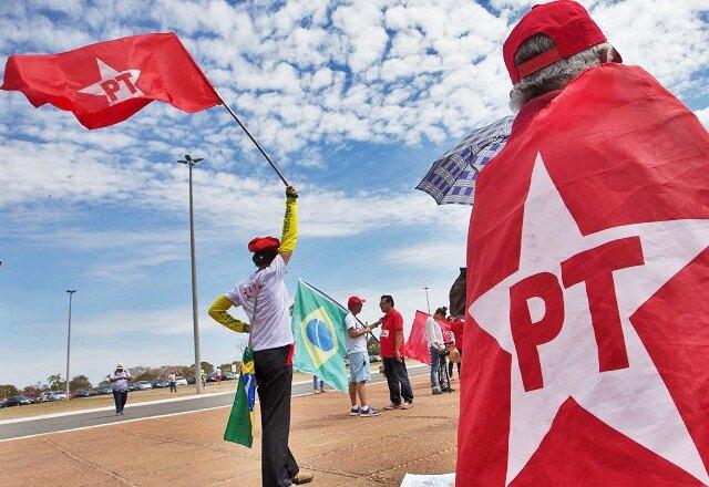 militantes com a bandeira do PT