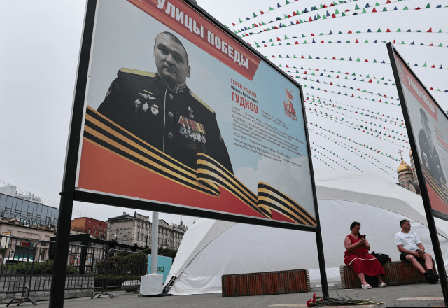 Flores colocadas em local com foto de Mikhail Gudkov em Vladivostok 3/7/2025 REUTERS/Tatiana Meel