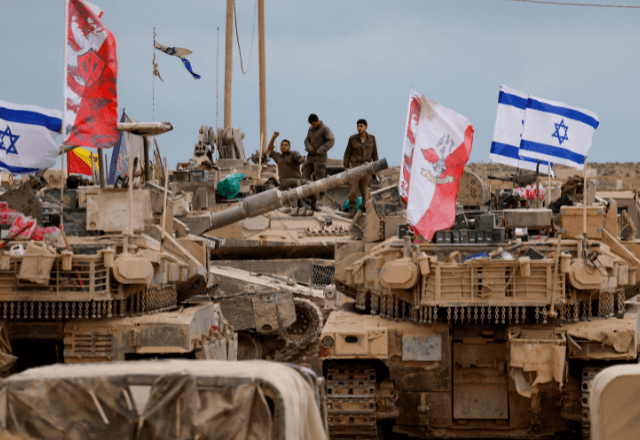 Veículos militares cercam soldados israelenses perto da fronteira com Gaz. | REUTERS/Ammar Awad