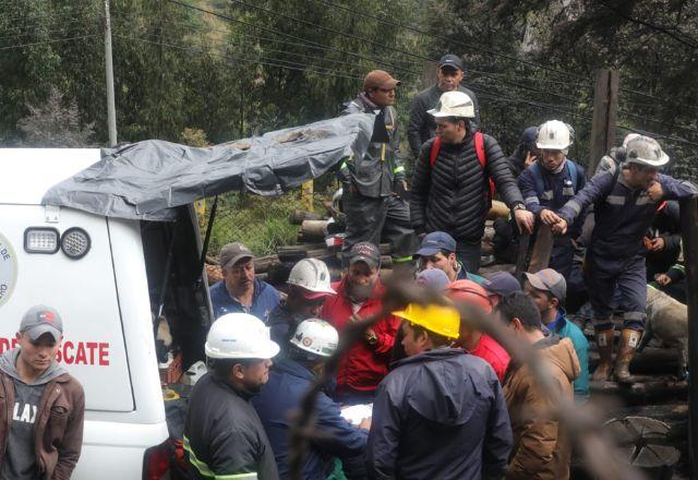 mineiros buscam por sobreviventes após explosão em mina de carvão na Colômbia