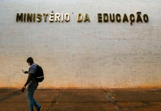 Com novo corte de verbas, universidades não conseguem pagar contas Com novo corte de verbas, universidades não conseguem pagar contas