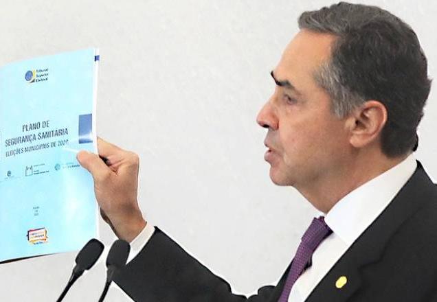 ministro Luiz Roberto Barroso com o plano de segurança sanitária nas mãos