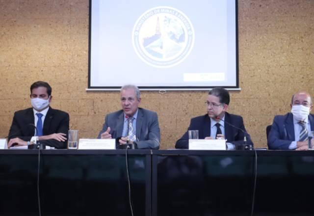 ministro bento albuquerque e outras autoridades do setor elétrico