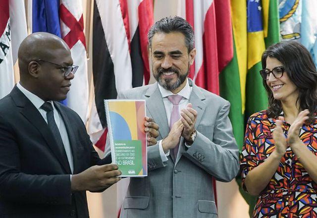 ministro silvio almeida em lançamento de relatório
