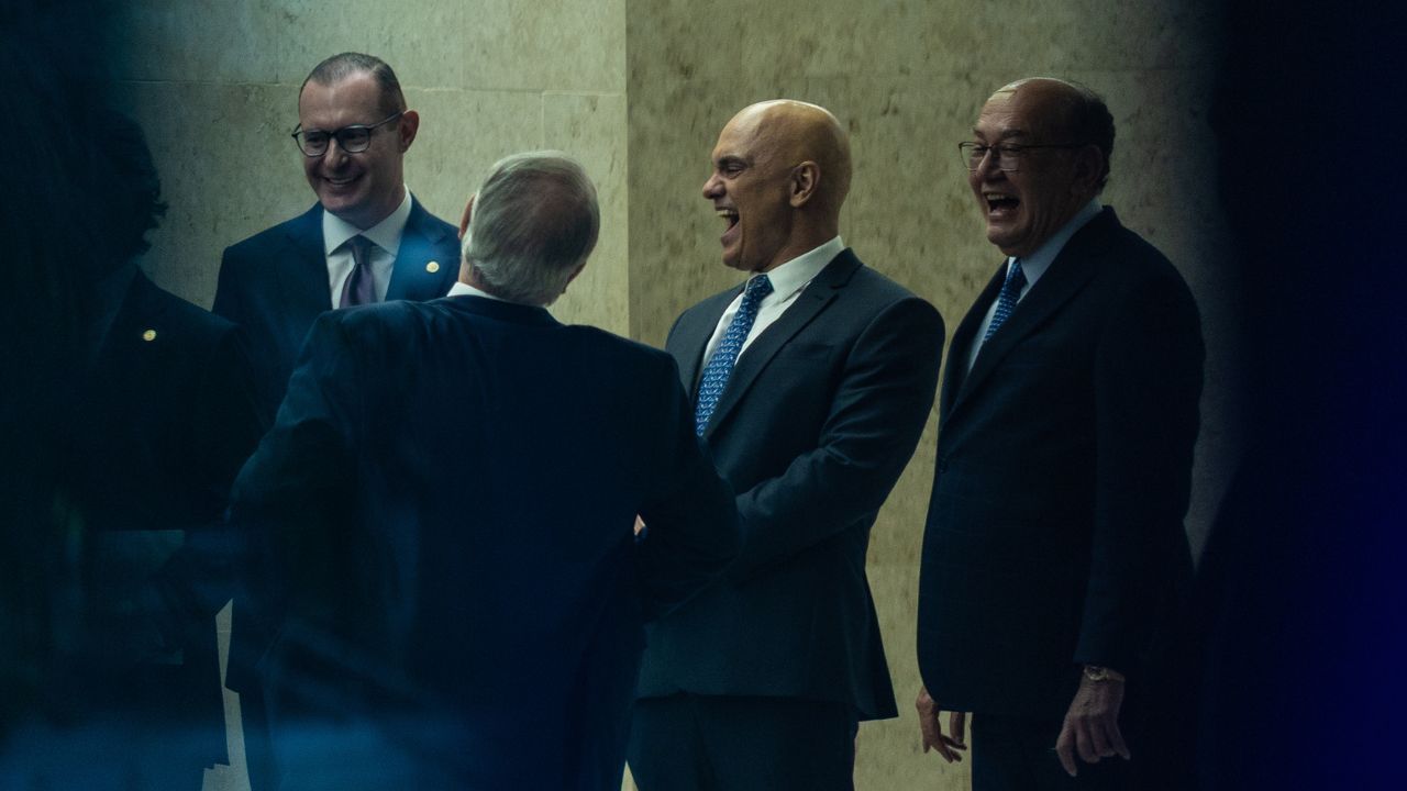 Em meio à crise no STF, Moraes aparece gargalhando em foto