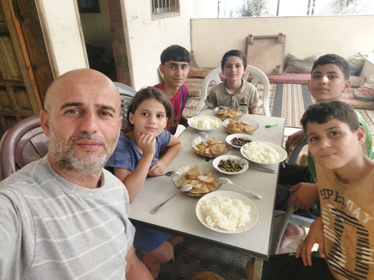 Morador de Gaza, o palestino Mohammed divide a refeição com os cinco filhos em meio a guerra