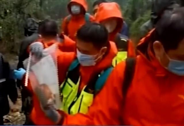 momento em que equipes encontram uma das caixas-pretas do avião que caiu na China