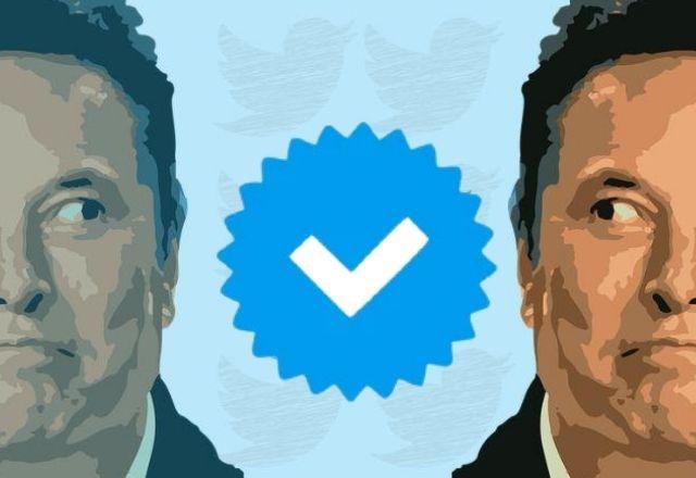 montagem de elon musk olhando o selo de verificação do twitter