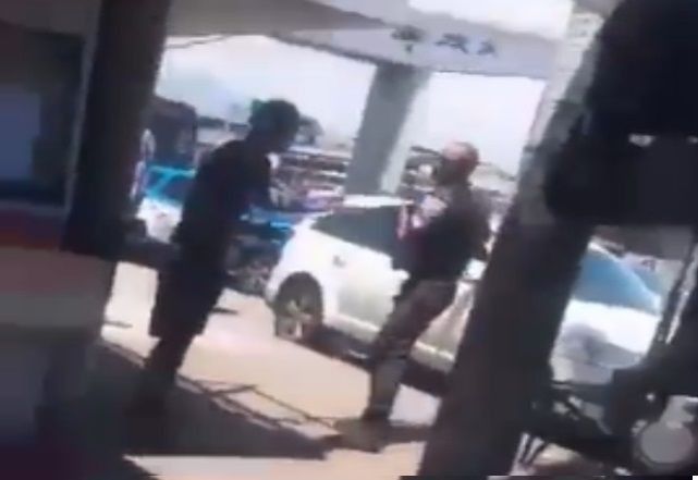 Jovem morto por policial com tiro à queima-roupa é enterrado no Rio