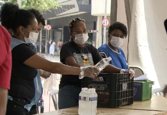 morador de rua recebe água