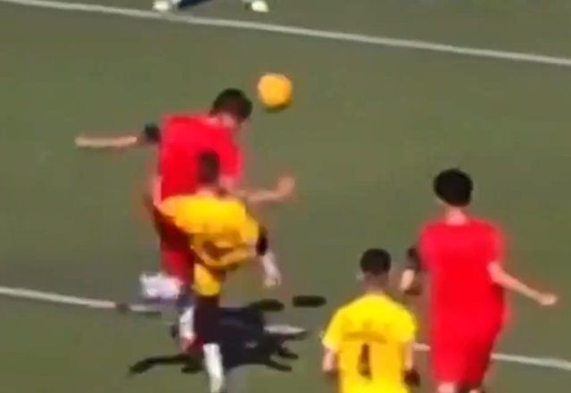 Jogador de 17 anos morre após levar chute durante partida