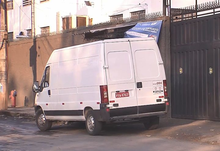 Máquina de lavar tomba e mata dono de lavanderia e funcionário
