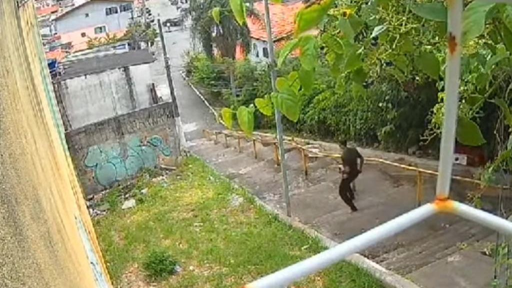 Suspeito de matar idoso durante assalto foge por escadas no bairro da Penha, zona leste de SP | Reprodução