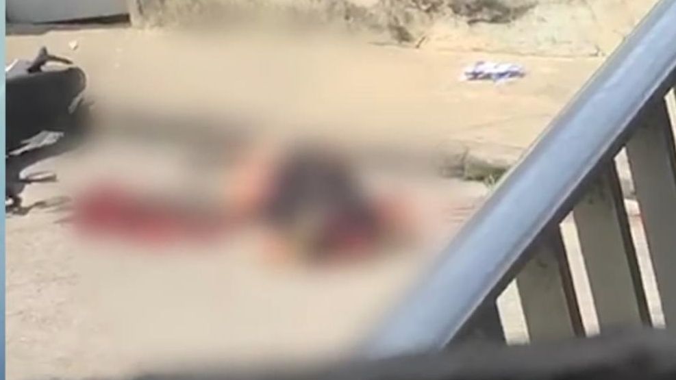 Imagens das câmaras corporais de PMs mostram o funcionário da concessionária Águas do Rio morto ao lado de uma morto | Reprodução