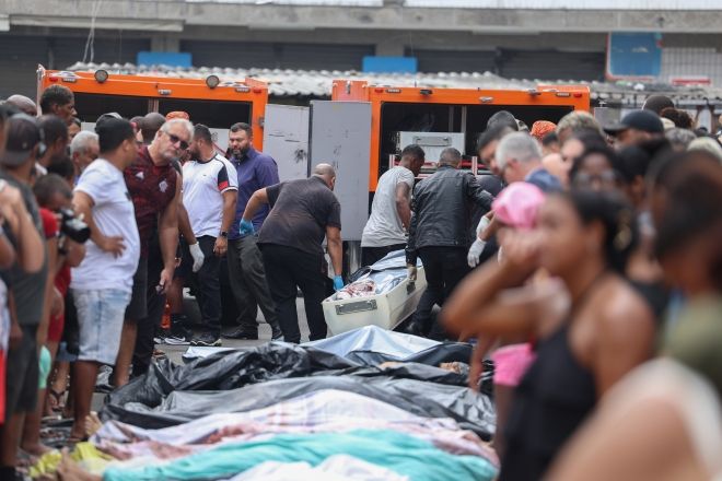 Corpos trazidos por moradores para a Praça São Lucas, na Penha, após operação policial no Rio de Janeiro | Tomaz Silva /Agência Brasil