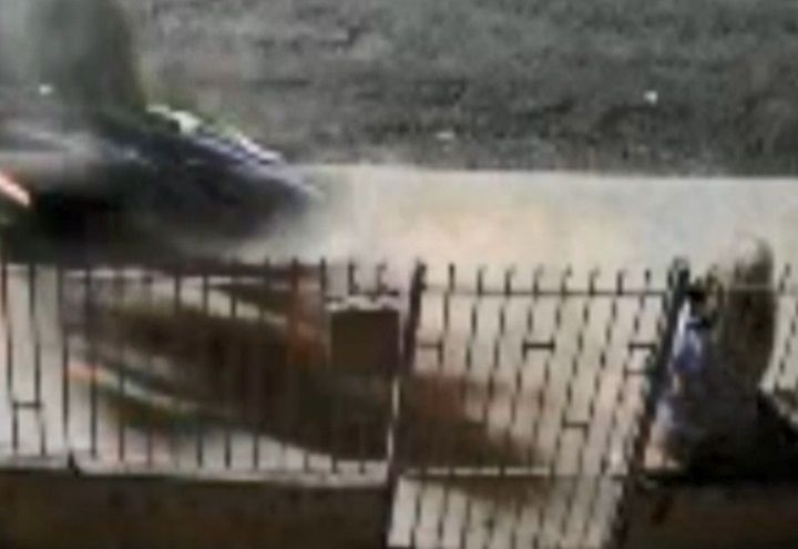 VÍDEO: Motociclista sofre acidente e moto, sozinha, atinge idosa