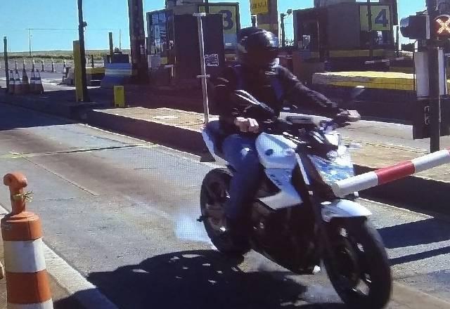 moto em pedágio