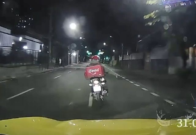Novas imagens mostram motoboy sendo atingido por taxista no RJ