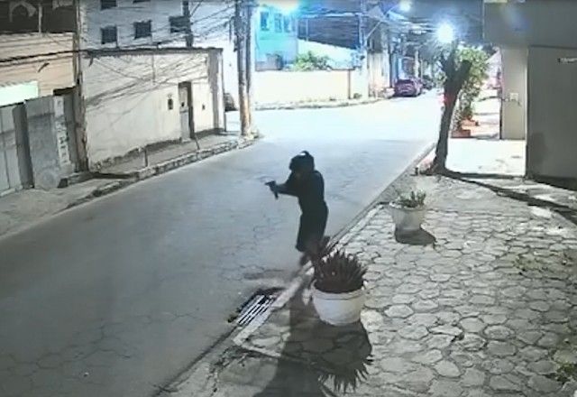Motociclista reage a tentativa de assalto e atira em suspeito em Duque de Caxias (RJ)