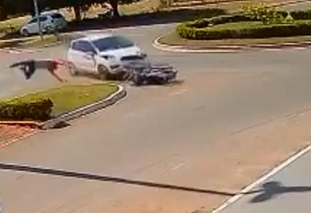 motoqueiro voa após atingir carro