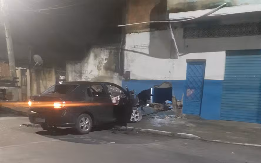 Carro de motorista foi baleado e bateu em um muro na comunidade Carobinha, na zona oeste do Rio | Reprodução