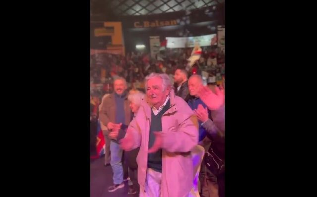 Curado do câncer, Pepe Mujica aparece feliz e dançando em evento no Uruguai