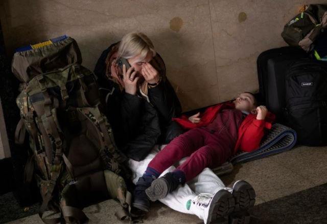 Metrô em Kiev vira abrigo para proteção contra invasão russa Metrô em Kiev vira abrigo para proteção contra invasão russa