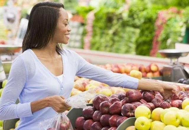 mulher comprando frutas