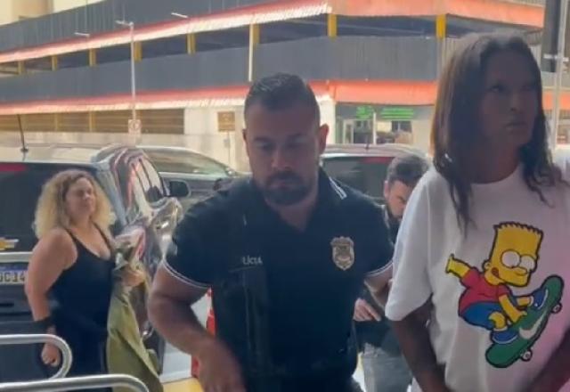 mulher é levada por policial