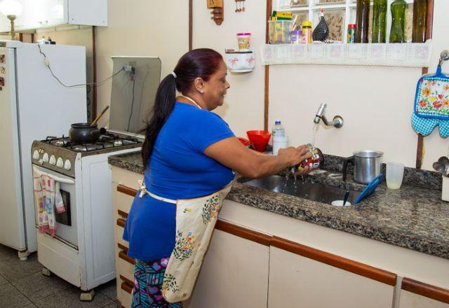 mulher lavando louça