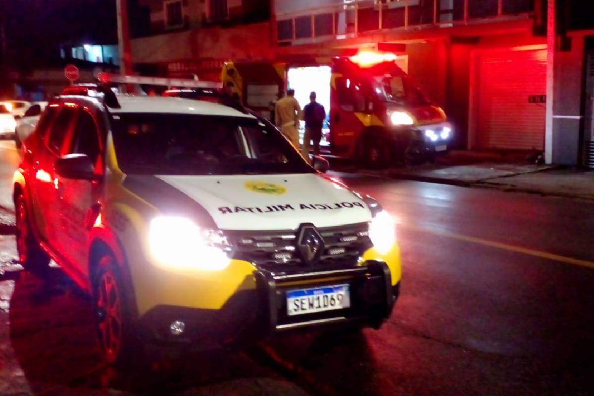 Mulher é presa, suspeita de dar facada no peito do marido em Curitiba