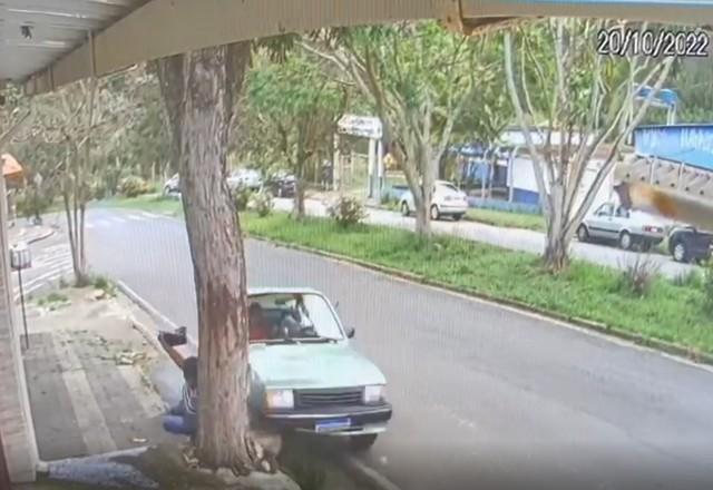 mulher quase é atropelada