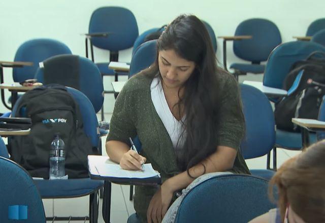 mulher sentada na sala de aula, estudando