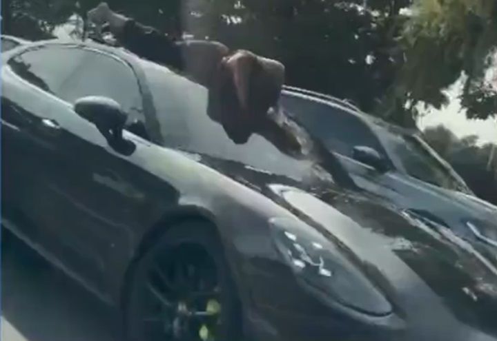 SP: Mulher é flagrada no teto de Porsche, no trânsito da Marginal Tietê
