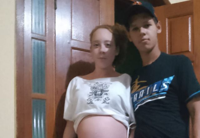 Mulher grávida usa geladeira como barco e escapa de enchente no ES