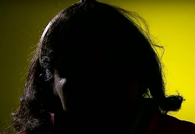 mulher vítima de racismo