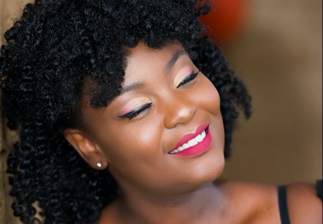 Mulher com batom e maquiagem. Foto: Terricks Noah/Unsplash