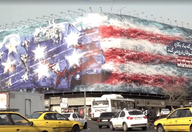 Irã exibe mural com ameaça aos EUA em meio à movimentação de navios de guerra americanos | Foto: reprodução/Reuters