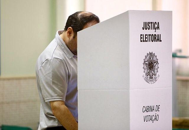 não pode levar o telefone celular para a cabine