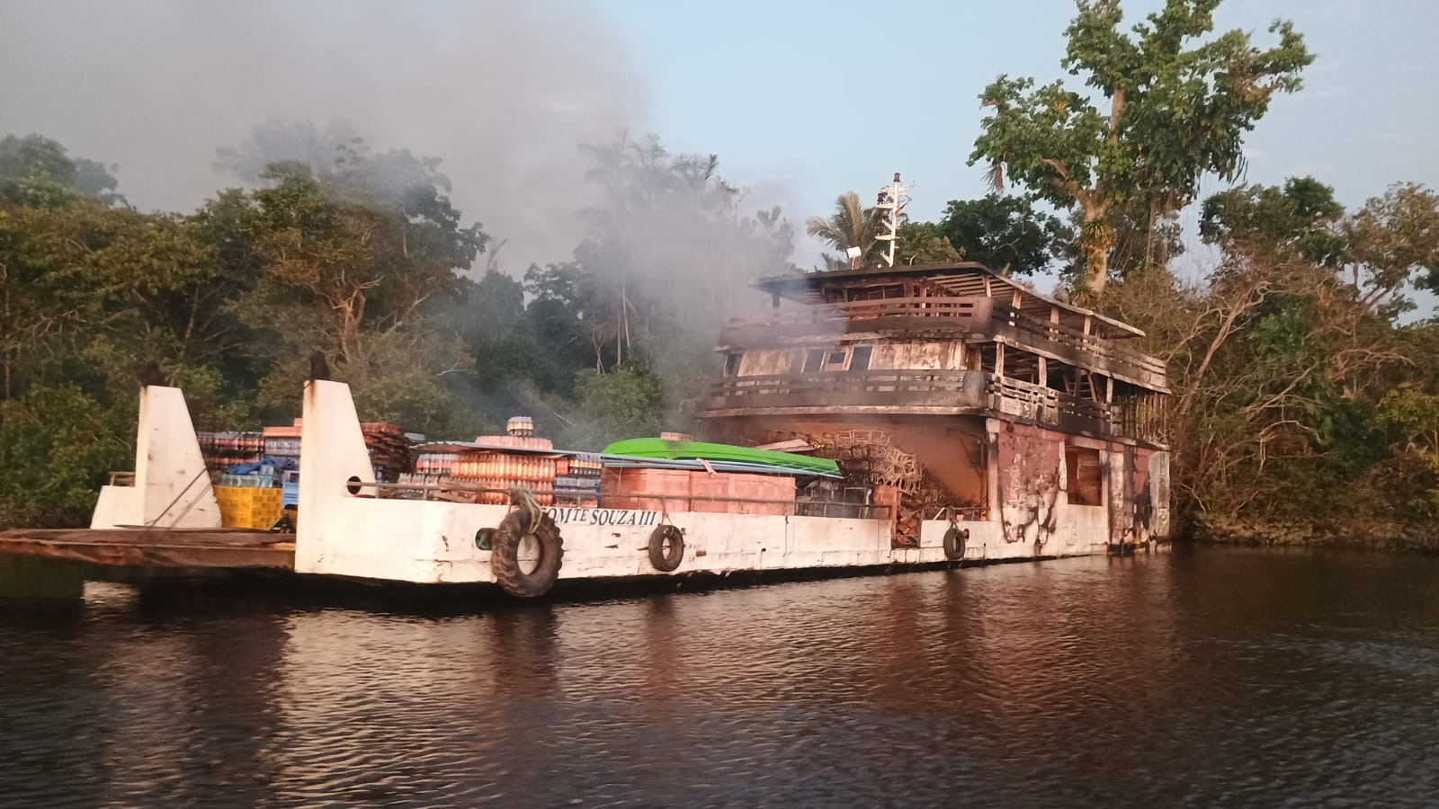 Incêndio em barco no Rio Negro faz ao menos uma vítima. | Divulgação