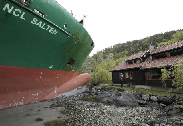 Navio cargueiro quase atinge residência na Noruega | Reprodução/Redes sociais