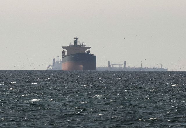 Navio navega perto do Estreito de Ormuz | Foto: Reuters/Stringer