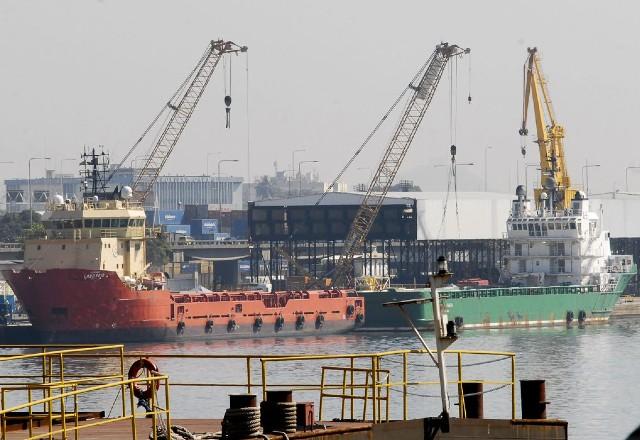 navios em porto