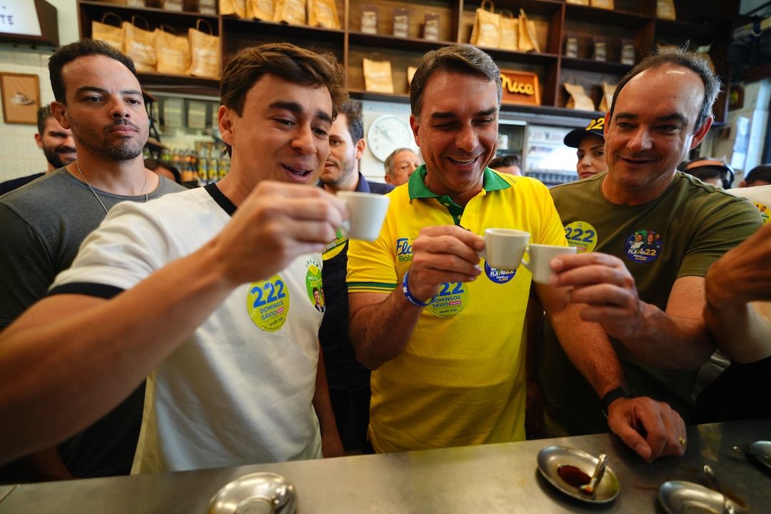 Nikolas Ferreira e Flávio tomam cafézinho durante agenda de campanha em BH | Vittor Sales/Flickr