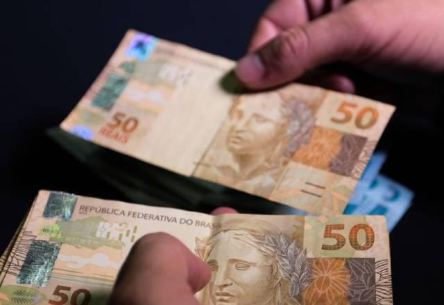 nota de 50 e 20 reais