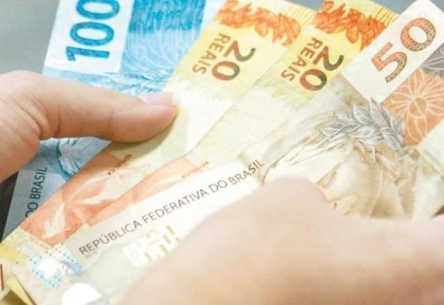 notas de 100, 50 e 20 reais