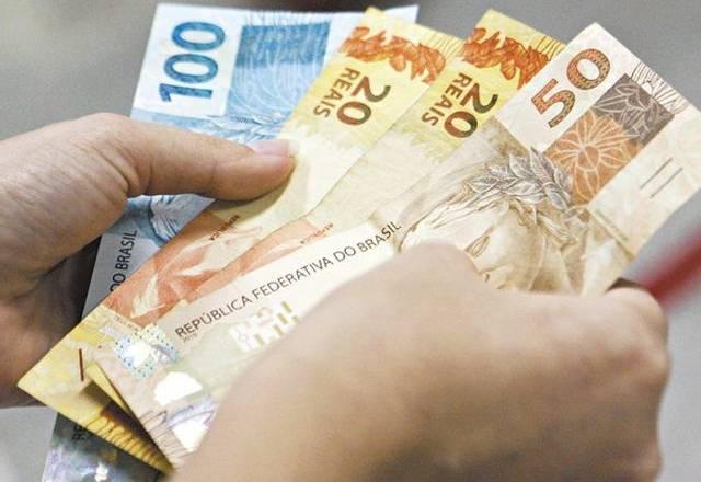 notas de 100, 50 e 20 reais