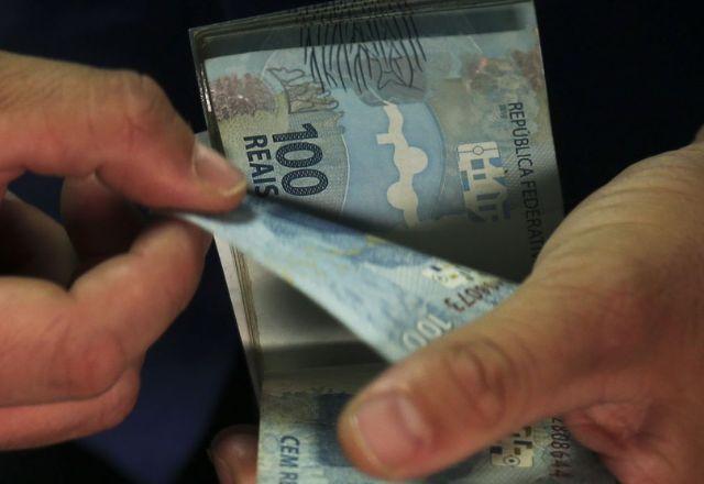 notas de 100 reais sendo contadas