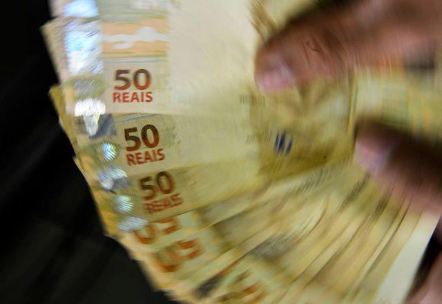 notas de 50 reais sendo contadas