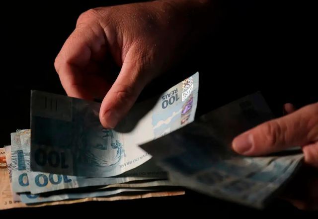 Pagamento do 13º salário pode injetar até R$ 321 bilhões na economia | José Cruz/Agência Brasil